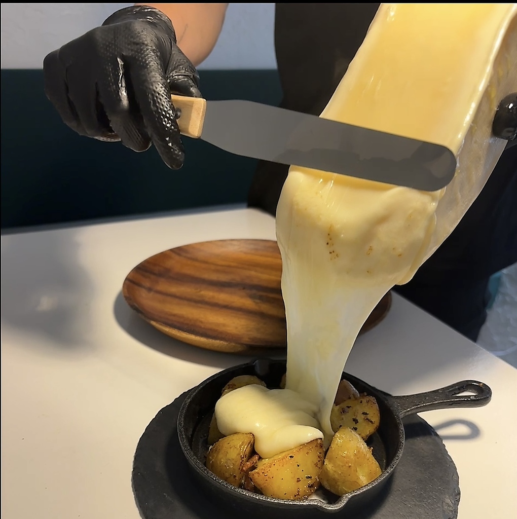 とろけるラクレットチーズのトッピング！お好きなお料理にかけて