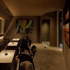 DUNBARのテーブル席は、最大15名まで収容可能で、ゆったりとくつろげる広々とした空間が魅力です。貸切も対応しており、特別な集まりやパーティーに最適です。落ち着いた照明とシックなインテリアが、大人の雰囲気を引き立て、仲間やご家族と共に贅沢な時間を過ごせる特別なテーブル席です。