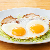 居酒屋定番メニューの品揃えも豊富です。※写真は「焼豚エッグ」です