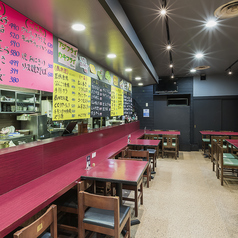 カウンター席は、お一人様に最適なスペースです。仕事帰りにフラっと立ち寄り、気軽にお食事やお酒を楽しむことができます。目の前で焼き上げる焼き鳥や料理の香りを感じながら、リラックスした時間をお過ごしください。