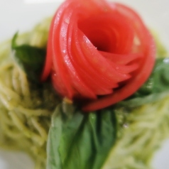 お花飾りのジェノヴェーゼ(バジルペースト和え)