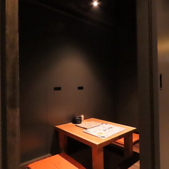 ゆったりくつろげるカップルシートは、2人だけの特別な時間を演出する人気のお席。落ち着いた照明と距離感で、周りを気にせずゆっくり会話を楽しめます。記念日やデート、大切なひとときを過ごすのにぴったりな空間です。