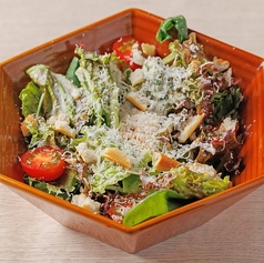 温泉卵とベーコンのシーザーサラダ