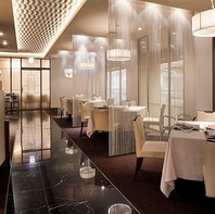 開放感あふれる広々としたホール席で多彩な料理を味わう