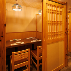 駅近なのでふらっと立ち寄れて、落ち着いた和空間でお食事を味わえます！デートの雰囲気も盛り上げる心地よい明かりで寛ぎの時間をお過ごしください。