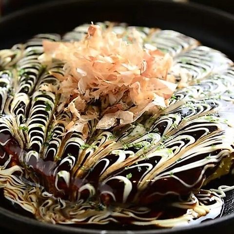 スタッフが焼く絶品もんじゃ！キッズルーム完備の昭和レトロな空間で楽しむ鉄板焼♪