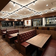 開放感のある広々とした店内