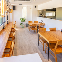 木の温もりが心地よい落ち着いた雰囲気の店内でお食事♪
