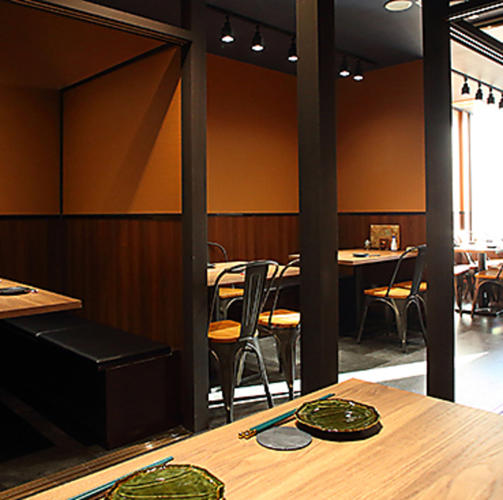 新宿の喧騒を忘れてしまいそうな、木を基調とした和モダンな空間が広がります