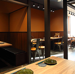 新宿の喧騒を忘れてしまいそうな、木を基調とした和モダンな空間が広がります