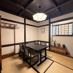 落ち着いた雰囲気のテーブル席をご用意しております。厳選黒毛和牛をカジュアルな雰囲気でご堪能いただけます。飲み会やご家族とのお食事にぜひご利用ください。また様々なシーンに合わせられるコース料理もご用意しております。飲み放題を付けることもでき、とてもお得となっておりますので、合わせてご利用くださいませ。