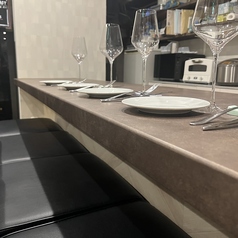 肩を並べて語らう、大人の特等席。柔らかな照明の下、シェフとの会話とワインに酔いしれる贅沢な時間を。