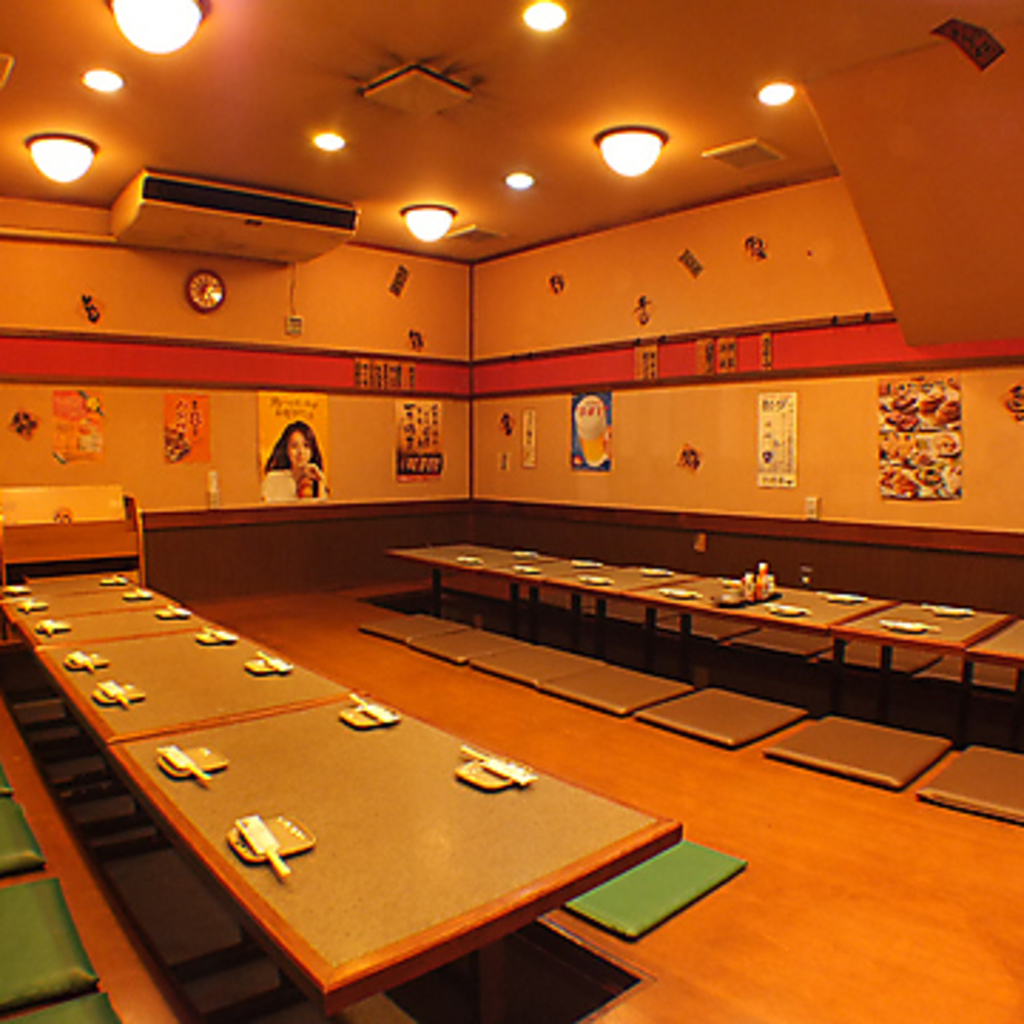 足を伸ばして、ゆったりとくつろげる掘りごたつ式のお席は、ご家族団らんのお食事にもぴったりです◎