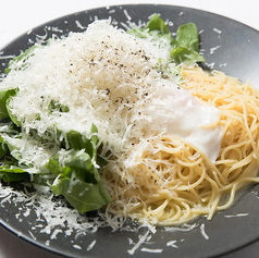 チーズと胡椒を使用したシンプルなパスタをアレンジ！温卵と合わせて抜群の美味しさに◎【カチョエペペ】の写真