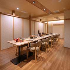 ご友人との飲み会や女子会に♪周りを気にせず盛り上がりたいシーンに最適です。温かみのある木の空間で、わいわい楽しい時間をお過ごしください。季節の食材を活かしたコースや、豊富なドリンクメニューをご用意しております。当店で気軽に楽しいひとときをどうぞ。