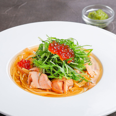 サーモンと九条葱のほうじ茶パスタ いくら添え
