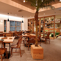 海街を思わせる開放的で明るい店内