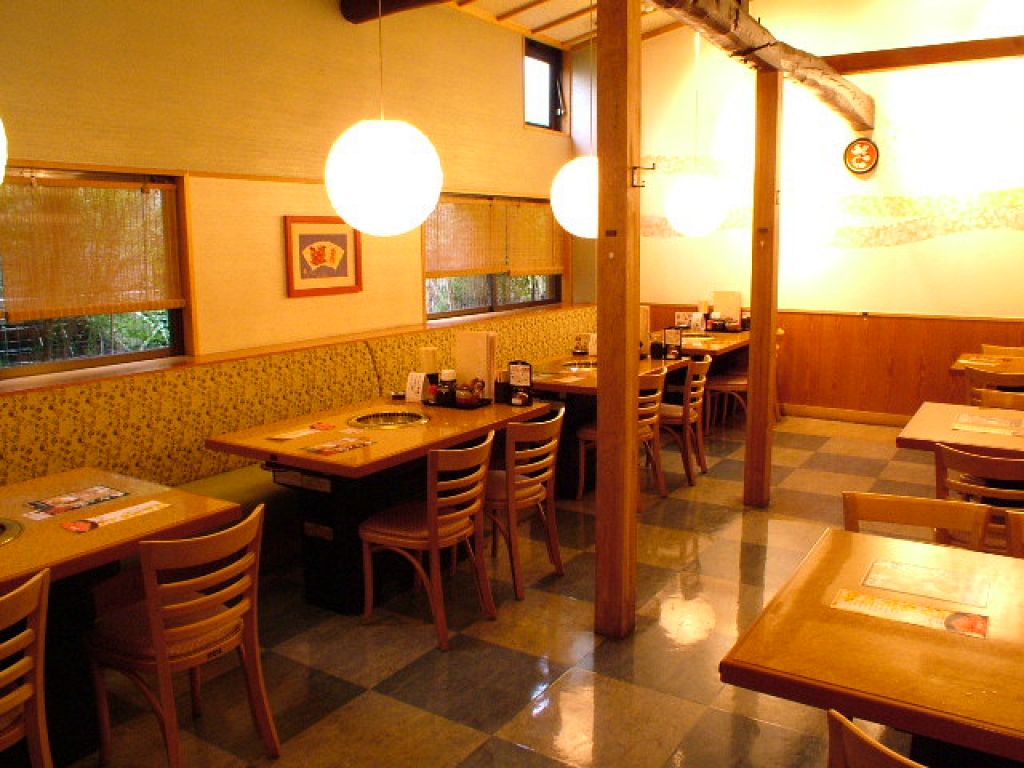 少人数にも使い勝手抜群のテーブル席♪女子会、デート。ご家族連れに◎