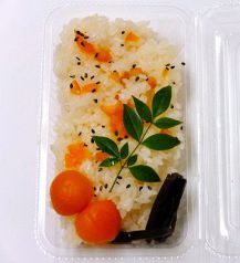 名物「杏おこわ」のお土産、お持ち帰りもあり！