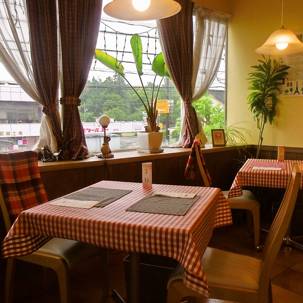 ホッと落ち着く♪アットホームな雰囲気が自慢です◎2階には大人数でも楽しめるテーブル席も完備◎