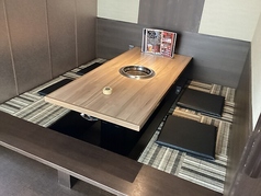 【禁煙席】掘りごたつのお席もご用意しております。リラックスできる特別な空間の中、お食事を楽しんでいただけます。靴を脱いで足を伸ばして寛げるので、ゆったりと落ち着いてお過ごしいただけます。お子様連れのご家族でのお食事利用にも最適です。