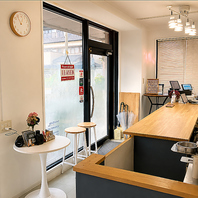 木の温もり感じる落ち着いた店内空間◎