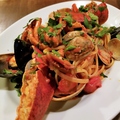 料理メニュー写真 オマール海老と旬の貝類のトマトソース～ペスカトーレ～　”リングイネ”