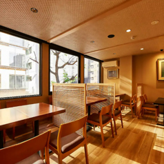 窓際の眺めの良いテーブル席は2名様～4名様でご利用いただけます。