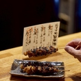 “本物の焼き鳥を魅せたい”という想いを込めて塩加減と焼き加減、提供のタイミングにこだわった焼き鳥・炉端焼きでおもてなしします。