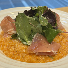 トマトリゾット ハモンセラーノとベビーリーフ添え