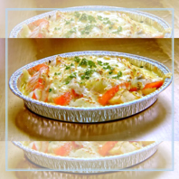 《オイルサーディンとトマトの鉄板カプレーゼ》