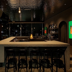 DUNBARのカウンターには、計8席の椅子が並び、ゆったりとした配置でリラックスできる空間を提供します。座り心地にもこだわり、一人ひとりがくつろげるようにデザインされています。暖かみのある照明のもと、目の前でカクテルが作られる様子を楽しみながら、贅沢な時間を過ごせる特別な席です。