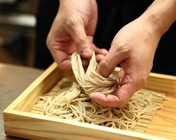 〆の逸品。北海道産の最高級そば粉を使用した手打ち蕎麦