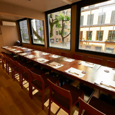 テーブルを組み8名様から12名様でご利用いただける宴会向きの席をご用意。