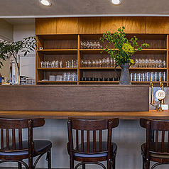 開放的な空間で遊歩道の緑を眺めながら、くつろぎのひとときをお過ごしください◎カウンター席からの眺めは特別です！