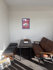 ゆったりくつろげるソファー席を完備しています。お友だちやご家族との団らんはもちろん、おひとりさまのカフェタイムやちょっとしたお仕事利用にもぴったり。落ち着いた空間で、心地よいひとときをお過ごしください。