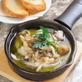料理メニュー写真 岡山県産　牡蠣のアヒージョ（バケット付き）