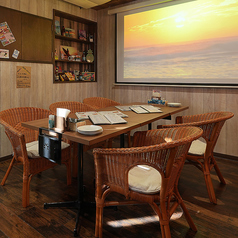 大型プロジェクト前のテーブル席はテーブルを組み合わせて5名様-最大12名様でご利用可能!宴会、飲み会に是非!