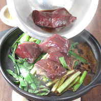 目の前で注がれるレバー