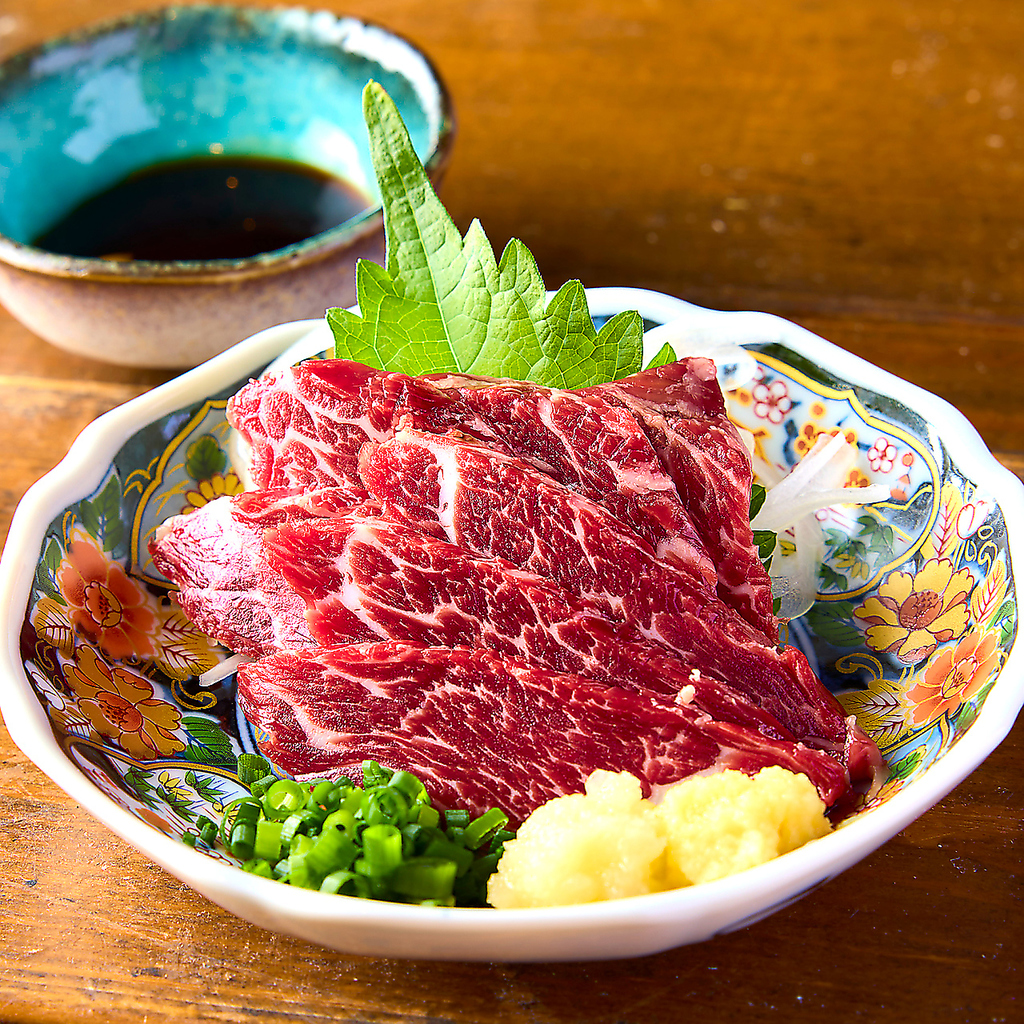 【馬刺し】ヘルシーで嬉しい霜降り馬刺しも、日本酒との相性抜群な逸品◎是非ご賞味ください！