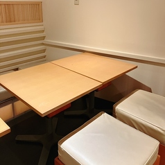 少人数でのお集まりに最適な4名様掛けのテーブル席をご用意しております。落ち着いた雰囲気のなかで、ご友人との会話や美味しいお食事をゆったりとお楽しみいただけます。さらに、こちらのテーブルはレイアウト変更が可能となっており、お席を結合することで最大8名様までのお席をご提供できます。