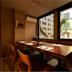 4名様～8名様でご利用いただける、完全個室をテーブル席でご用意。接待や会食にも安心してご利用いただけます。