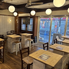 着席28席対応。28名様以上40名様まで立食でご利用いただけます。マイク、プロジェクター、スクリーンのお貸し出し無料です！店内全体が見渡せます。