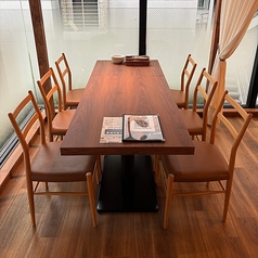 【テーブル席6名×2席】こちらは、ゆったりと広々とした人気の6名様テーブル席を2卓ご用意しております。