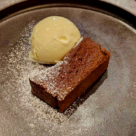 料理や自家製品の魅力を伝える丁寧な案内