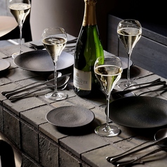 DUNBARのテーブル席貸切は、最大15名までご利用いただけるプライベートな空間です。仲間やご家族との集まりやパーティーにぴったりで、落ち着いたインテリアと暖かい照明が特別な時間を演出します。ゆったりとした空間で、周りを気にせずリラックスしながら、DUNBARならではの贅沢なひとときをお楽しみいただけます。