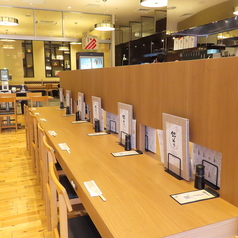 木の温もりを感じる心地よい店内には、様々なシーンに重宝する2名様掛けのテーブル席を13卓ご用意しております。お一人様でのご利用はもちろん、デートやご友人同士での気軽なランチ・ディナーにも最適なお席です。明るいライトが照らす落ち着いた雰囲気の空間で、大切な方と美味しいお食事を心ゆくまでご堪能ください!