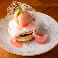 まるごと白桃と自家製ピーチソースのパンケーキ