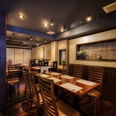 人数に合わせてテーブルを繋げることも可能です。ライブチャージ料300円(税別)