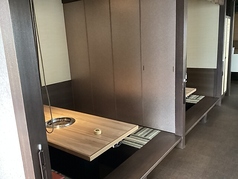 ゆったりと寛げる、半個室席もご用意しております。周りを気にせずプライベート感溢れる空間で、お食事をご堪能くださいませ。お誕生日や記念日などのお祝い利用にも最適ですので、是非ご利用ください。皆様のご来店をお待ちしております。
